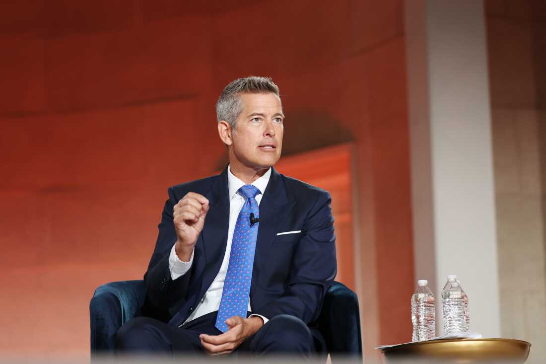 华盛顿特区 - 3 月 11 日：美国交通部长肖恩·达菲 (Sean Duffy) 于 2026 年 3 月 11 日在华盛顿特区举行的贝莱德基础设施峰会小组会议上发表讲话。这家全球投资管理公司举办了由政府、商界和劳工界领导人组成的峰会，讨论美国基础设施扩张问题。 （安娜·钱梅梅克/盖蒂图片社拍摄）