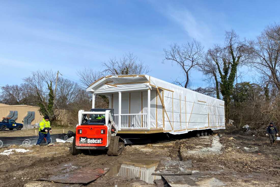 弗吉尼亚州彼得堡一栋新抵达的房屋的一半正在建立在地基上。