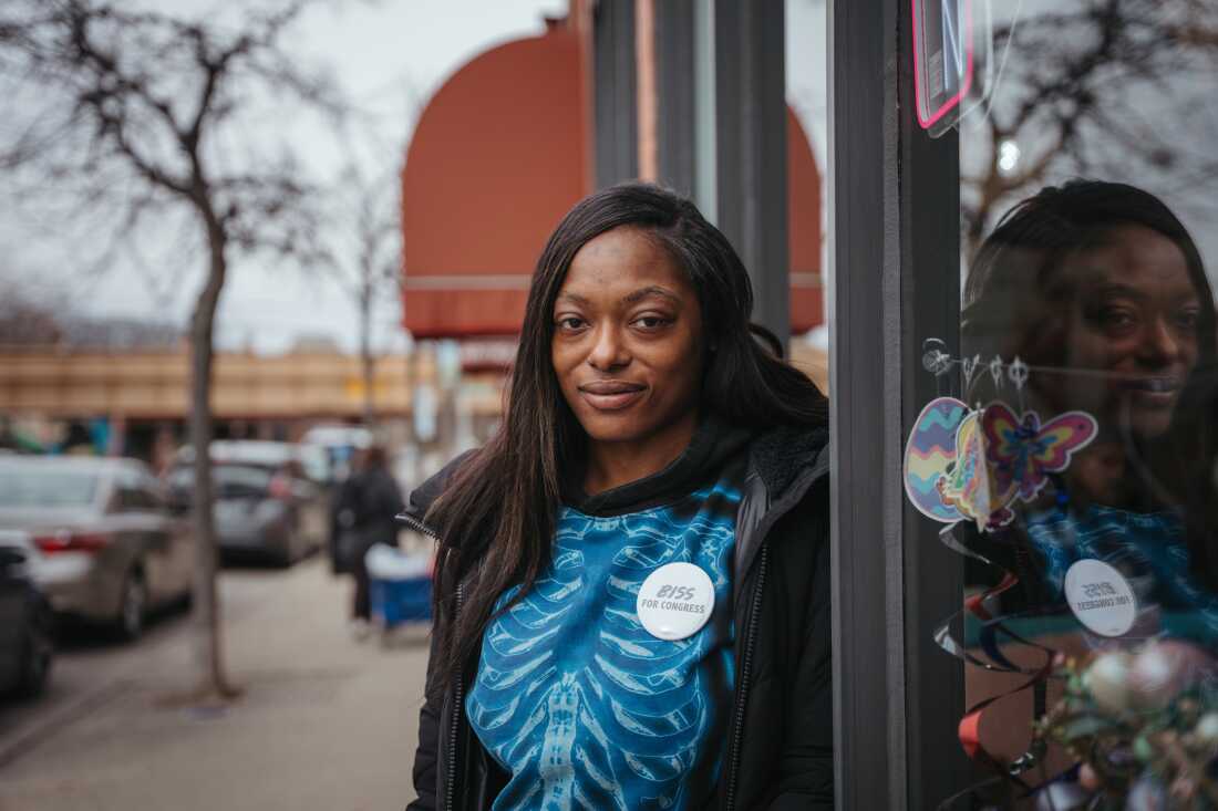 西拉·克莱伯恩 (Seara Clayborn) 是工会成员，也是丹尼尔·比斯 (Daniel Biss) 伊利诺伊州第九国会选区民主党提名候选人的支持者，她在 2026 年 3 月 17 日初选之前在埃文斯顿市中心站立肖像，将于 2026 年 2 月 28 日在伊利诺伊州埃文斯顿举行。 