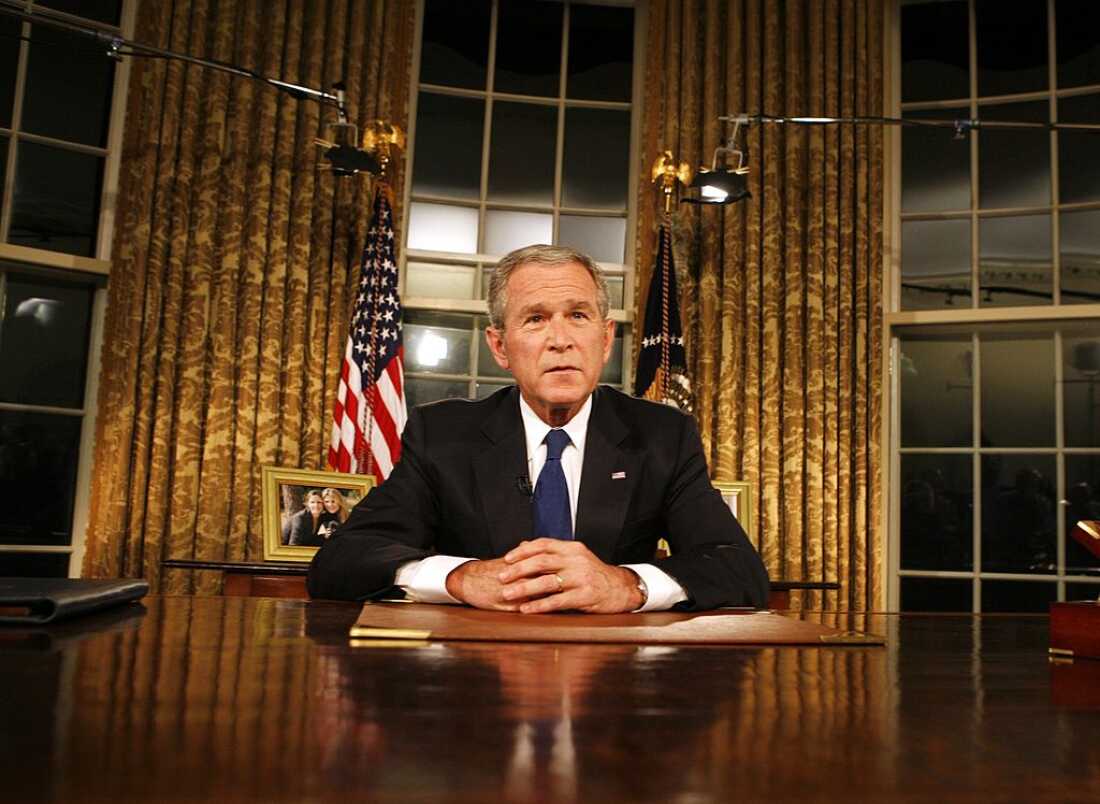 2007 年 9 月 13 日，乔治·W·布什 (George W. Bush) 总统在白宫就伊拉克军事和政治局势向全国发表讲话后摆出姿势接受摄影师采访。