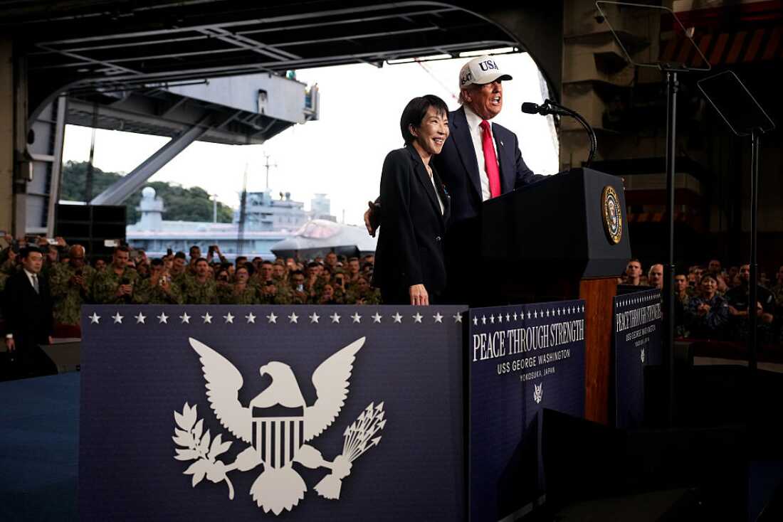 日本首相高市早苗和美国总统特朗普于 2025 年 10 月 28 日在日本横须贺的横须贺舰队活动中向乔治·华盛顿号航空母舰上的部队发表讲话。