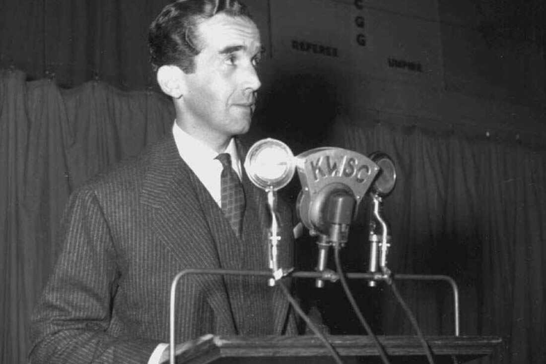 爱德华·R·默罗 (Edward R. Murrow) 是哥伦比亚广播公司 (CBS) 记者，因在二战前线以及 20 世纪 50 年代红色恐慌期间与参议员约瑟夫·麦卡锡 (Joseph McCarthy) 的一次演讲中对峙而出名。