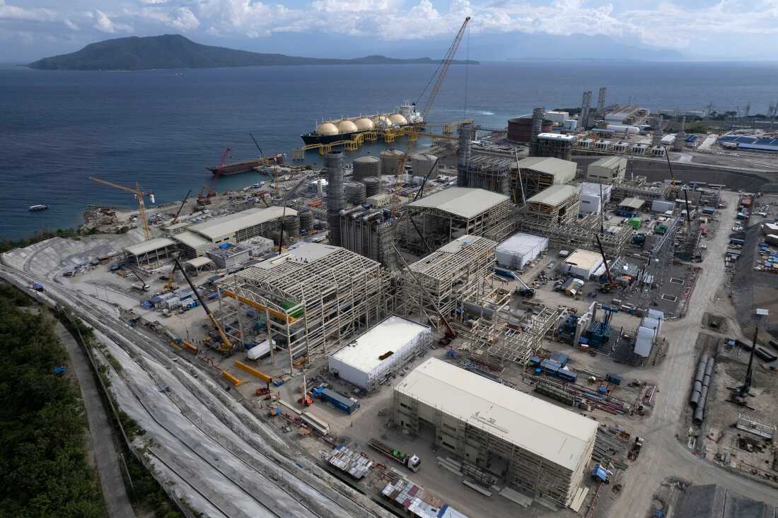 文件 - 2023 年 8 月 11 日，在菲律宾八打雁省伊利詹海岸，远处的佛得岛可以看到伊利詹液化天然气厂。