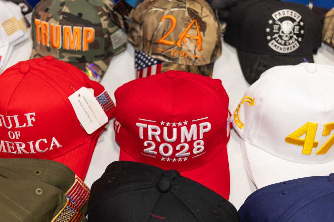 CPAC 期间展示特朗普主题商品。