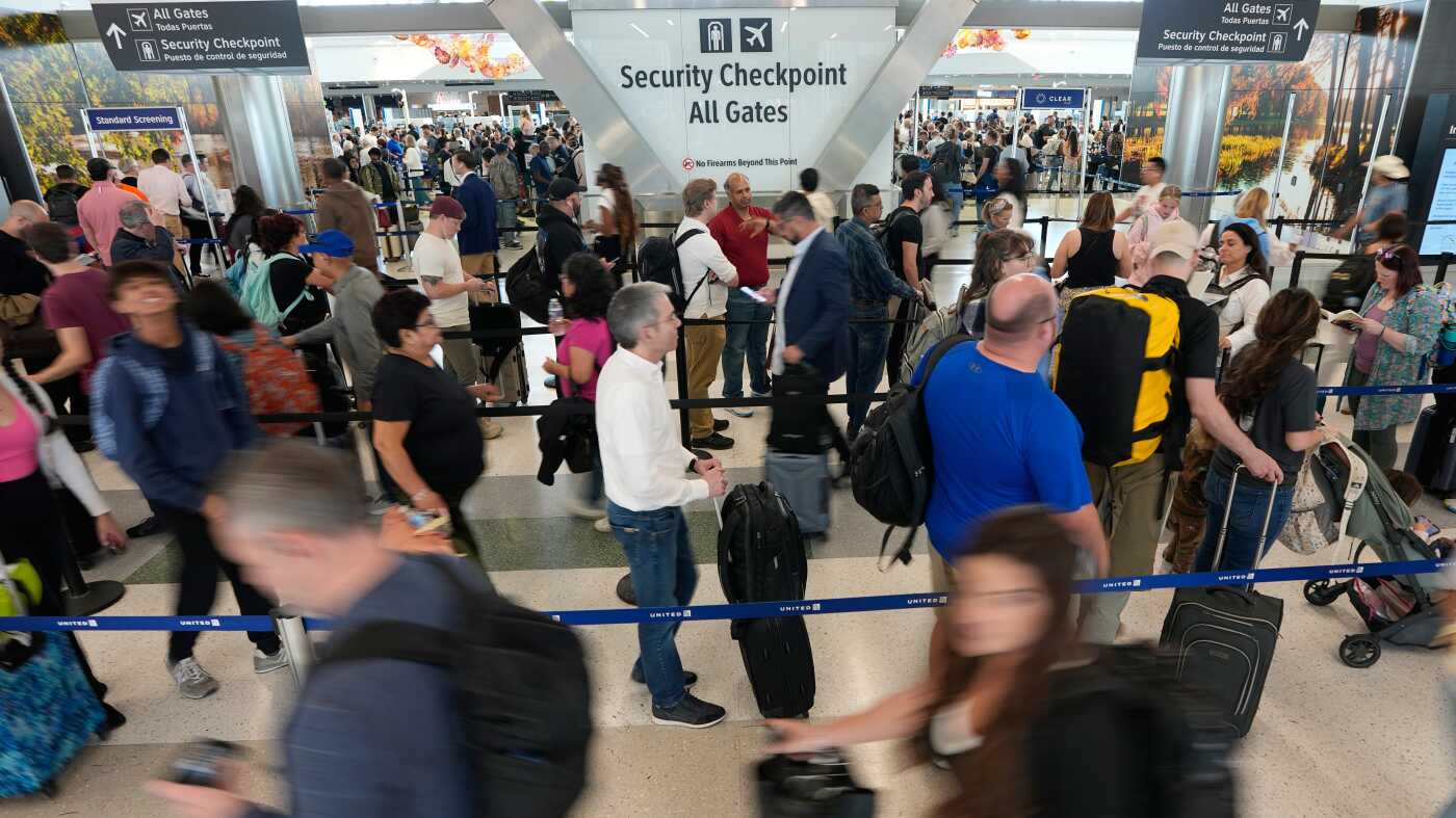 TSA 工作人员拿到工资后，ICE 官员可以留在机场