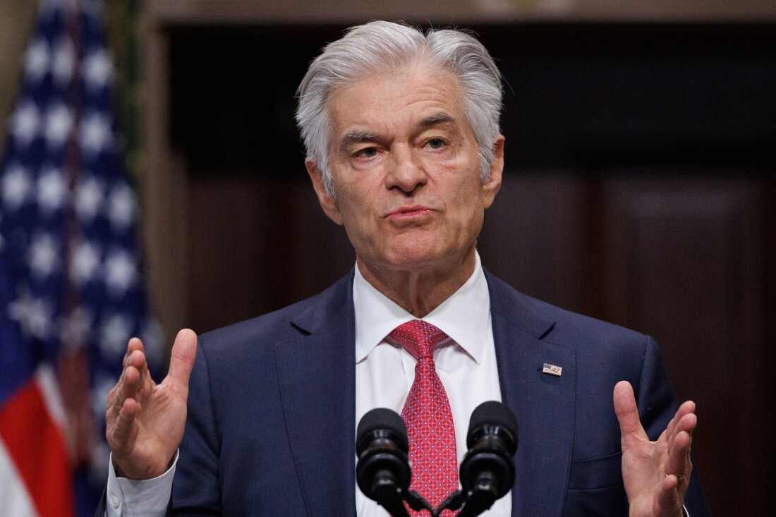 医疗保险和医疗补助服务中心管理员 Mehmet Oz 博士于 2026 年 2 月 25 日在白宫举行的关于打击欺诈的新闻发布会上发表讲话。