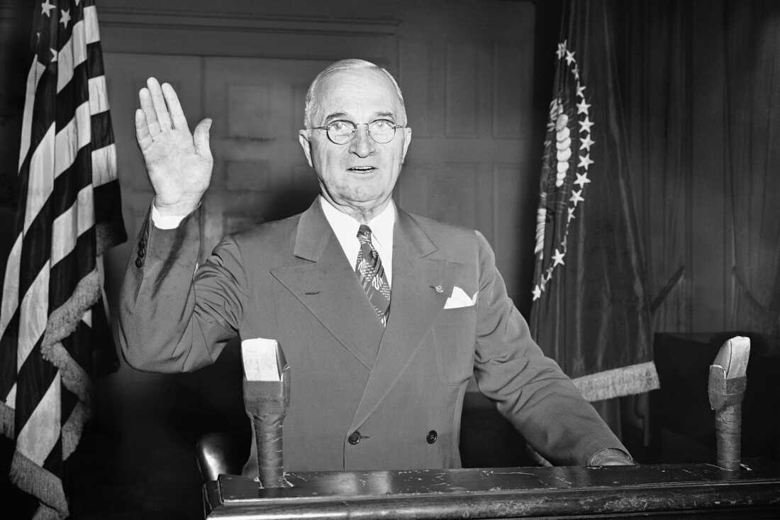 1950 年 7 月，杜鲁门总统在白宫向美国人民发表有关朝鲜战争的讲话。