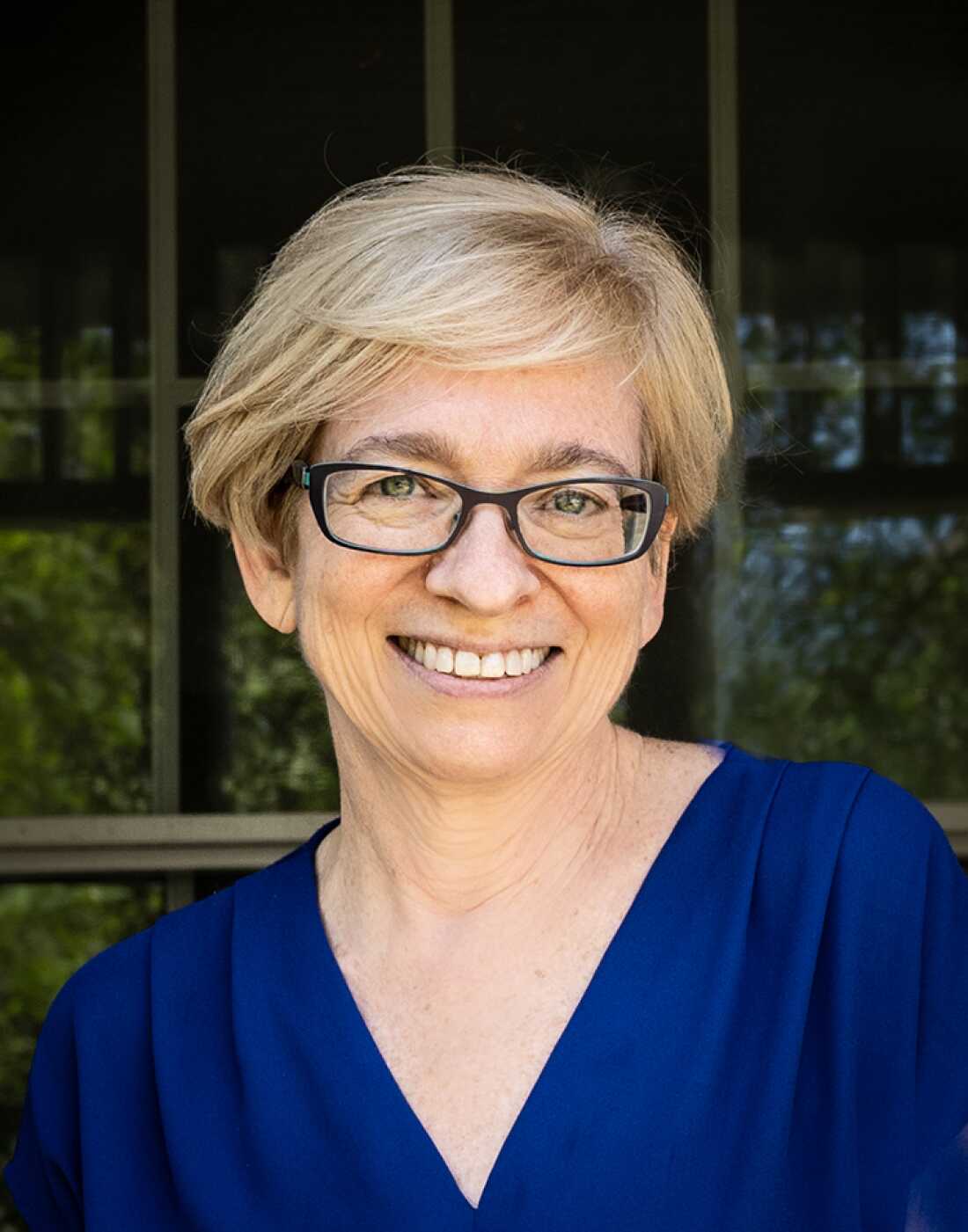 Chai Feldblum 于 2010 年至 2019 年初担任 EEOC 委员。她现在是 EEO Leaders 的主席，该组织由前委员和工作人员组成，公开反对 EEOC 的最新行动。