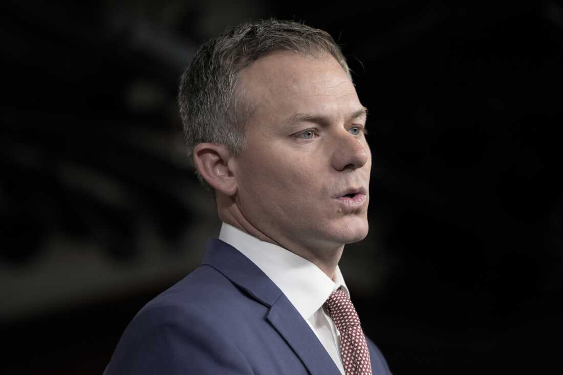 犹他州共和党众议员布莱克·摩尔希望国会禁止与战争和选举相关的某些类型的活动合同，而不是禁止特定官员进行赌博。