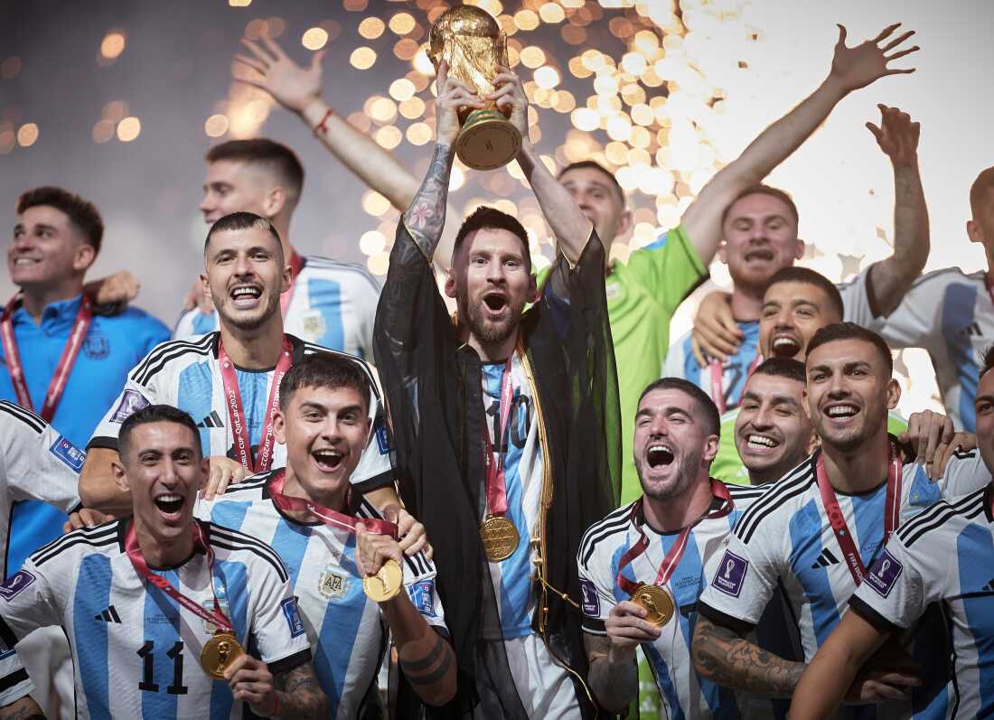 2022 年 12 月 18 日，在卡塔尔卢塞尔市卢塞尔体育场，阿根廷队在 2022 年 FIFA 世界杯决赛中击败法国队，莱昂内尔·梅西 (Lionel Messi) 举起世界杯奖杯