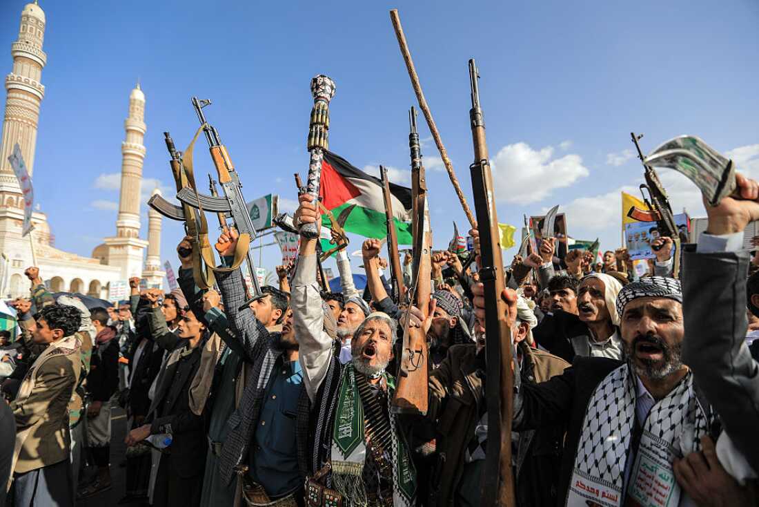 周五，在美以与伊朗的战争中，伊朗支持的胡塞运动的支持者在也门首都萨那举行集会，声援伊朗和黎巴嫩，他们挥舞着武器。