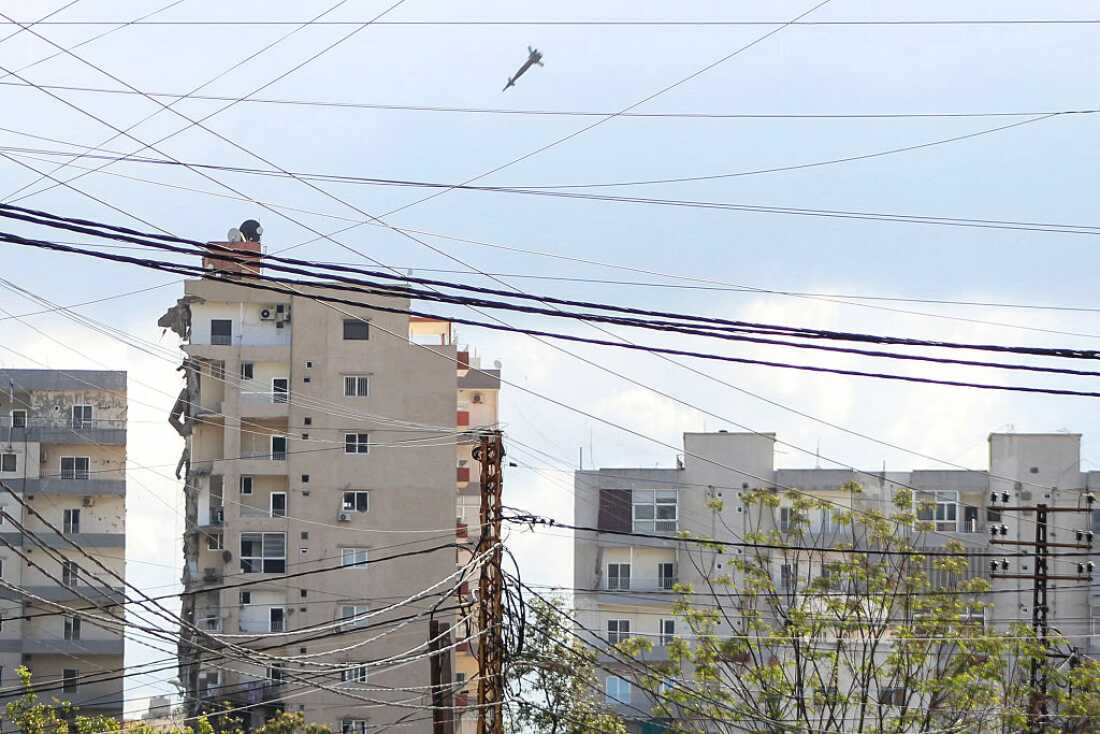 2026 年 4 月 8 日，在以色列对黎巴嫩南部城市提尔郊区阿巴西耶地区的一次空袭中，一枚炮弹即将击中建筑物。