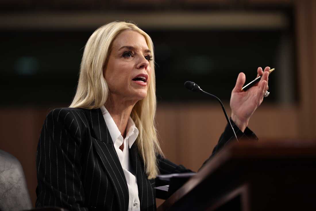 1 月 15 日，前佛罗里达州总检察长帕姆·邦迪 (Pam ​​Bondi) 在华盛顿特区国会山哈特参议院办公大楼举行的下一任美国总检察长确认听证会上，在参议院司法委员会作证。邦迪由候任总统唐纳德·特朗普提名，在 2020 年第一次弹劾审判中为他辩护，并公开支持有关他 2020 年选举被窃取的虚假指控。 （奇普·索莫德维拉/盖蒂图片社拍摄）