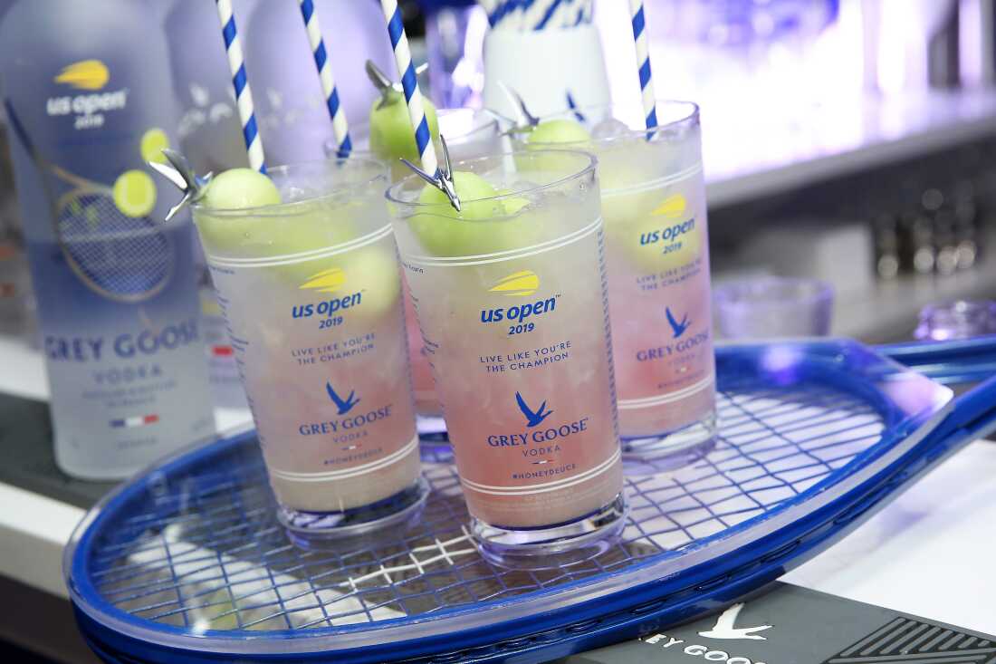 Honey Deuce 鸡尾酒是美国网球公开赛的主打鸡尾酒，售价 23 美元（包括纪念杯）
