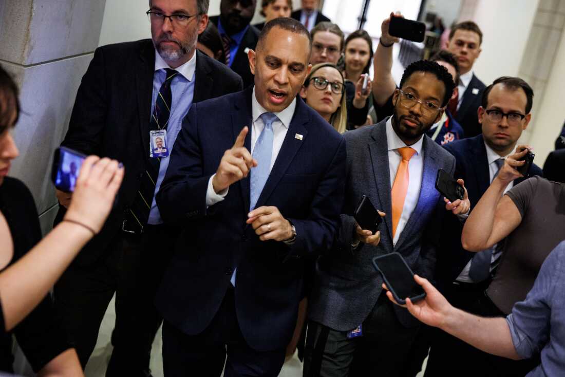 2026 年 3 月 27 日，纽约州众议院少数党领袖哈基姆·杰弗里斯 (Hakeem Jeffries) 在走向办公室时接受记者采访。民主党人试图将对伊朗战争的批评与对负担能力的更广泛担忧联系起来。