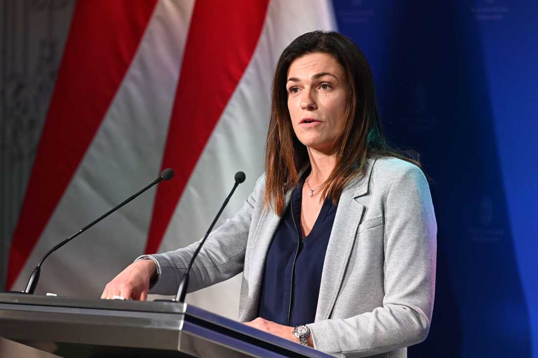 朱迪特·瓦尔加 (Judit Varga) 在 2022 年的新闻发布会上发表讲话。 