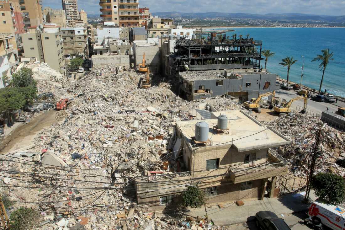 2026 年 4 月 21 日，挖掘机在黎巴嫩南部沿海城市提尔挖掘被以色列袭击摧毁的建筑物废墟，寻找埋在地下的幸存者。以色列国防部长 4 月 21 日表示，以色列在黎巴嫩的行动依靠军事和外交压力来解除与伊朗结盟的真主党的武装。尽管以色列和黎巴嫩之间的休战于4月17日生效，但以色列军队仍然驻扎在黎巴嫩南部，并积极与真主党武装分子作战。