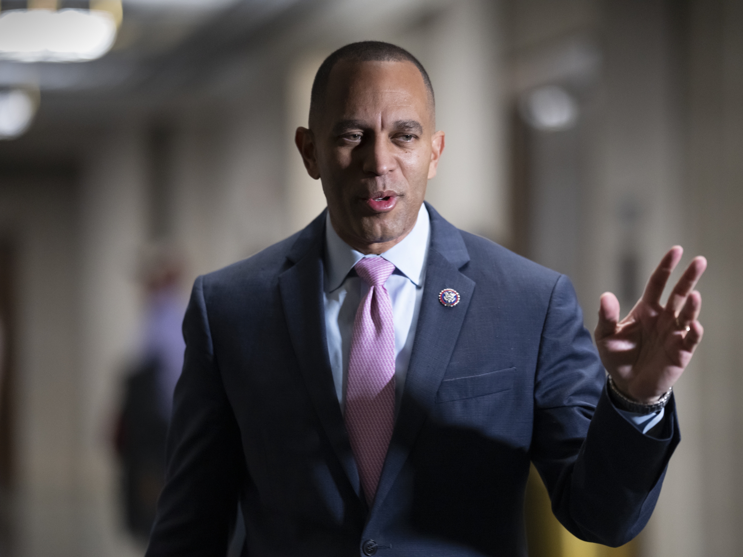 纽约州众议员哈基姆·杰弗里斯 (Hakeem Jeffries) 在没有对手的情况下竞选众议院民主党领袖职位。他接替了加利福尼亚州民主党众议员南希·佩洛西(Nancy Pelosi)，后者在民主党在中期选举中失去众议院控制权后宣布不会竞选最高领导职位。