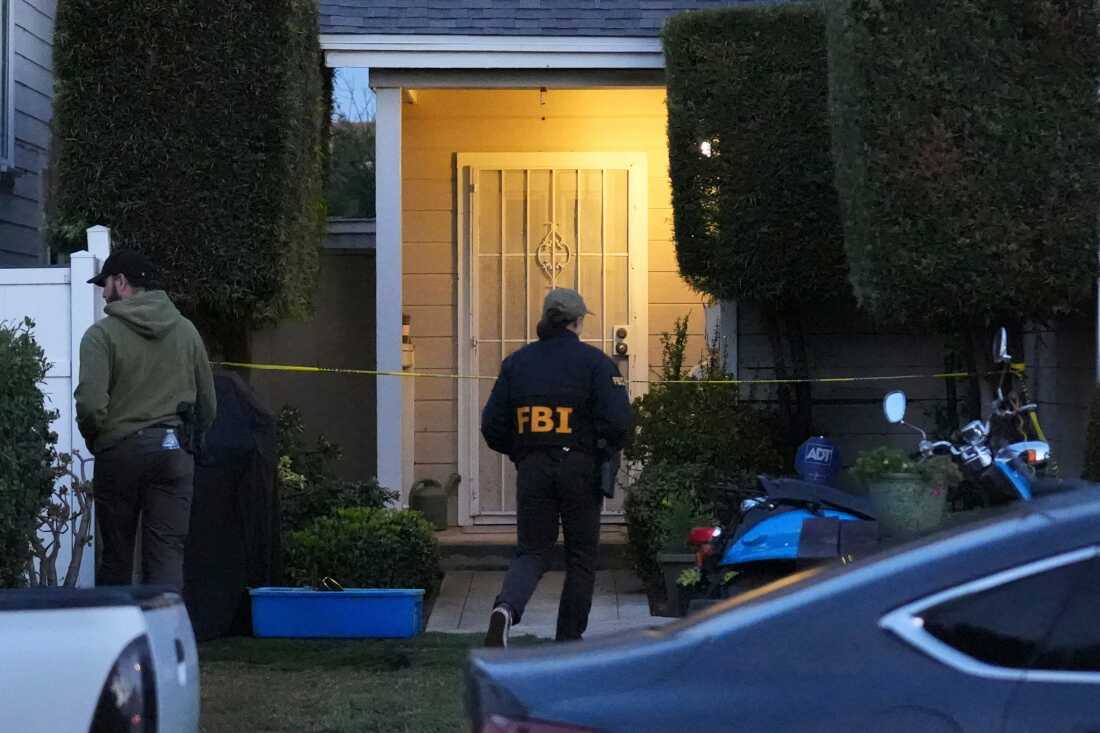 周日，联邦调查局特工在加利福尼亚州托兰斯的一个地址工作，该地址与科尔·托马斯·艾伦有联系，他在前一天晚上的白宫记者晚宴上被确认为枪击嫌疑人。