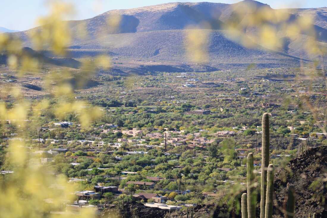 2026 年 3 月 27 日，太阳落在洞溪 (Cave Creek) 上。镇官员表示，他们可以在未来五到八年内保持水龙头畅通，并正在寻找长期的停水解决方案。这些长期修复可能既复杂又昂贵。