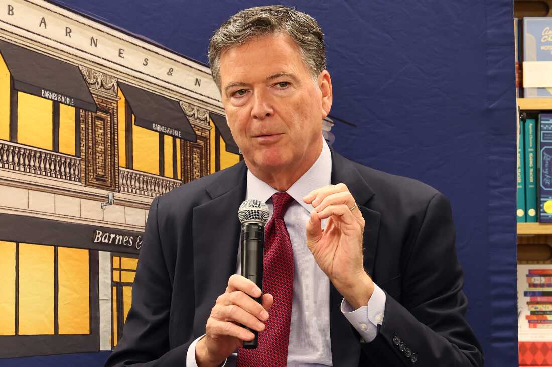 詹姆斯·科米（James Comey）去年 5 月在他的新书巡演中发表讲话，他在 2013 年至 2017 年期间担任联邦调查局局长。