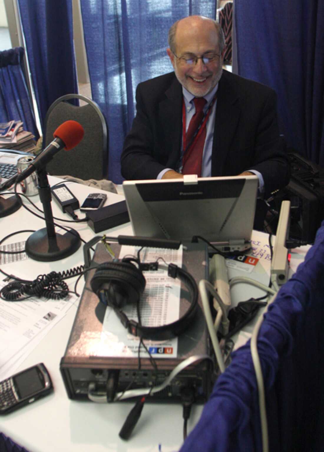 前 NPR 主持人罗伯特·西格尔 (Robert Siegel) 在 2008 年共和党全国代表大会上露面。