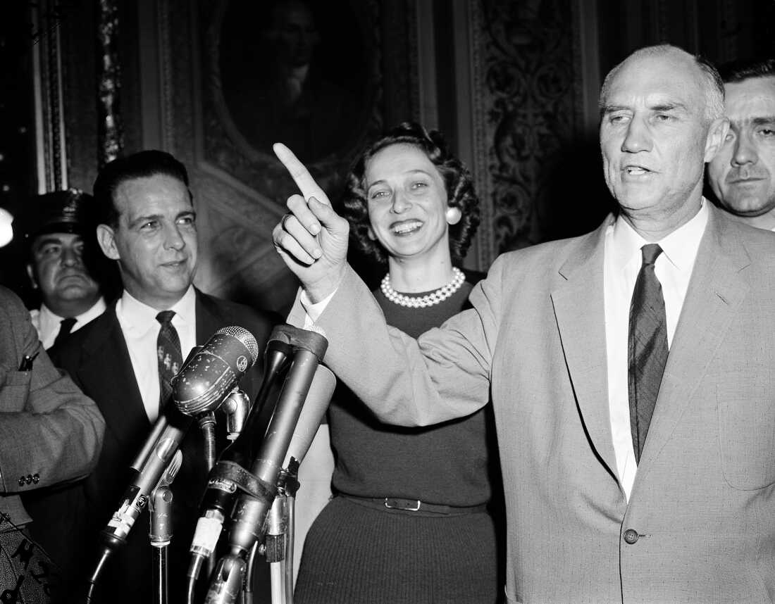 参议员斯特罗姆·瑟蒙德 (Strom Thurmond) 为新闻记者表演，从参议院出来几分钟后，他就发表了反对 1957 年民权法案的破纪录的 24 小时 18 分钟演讲。