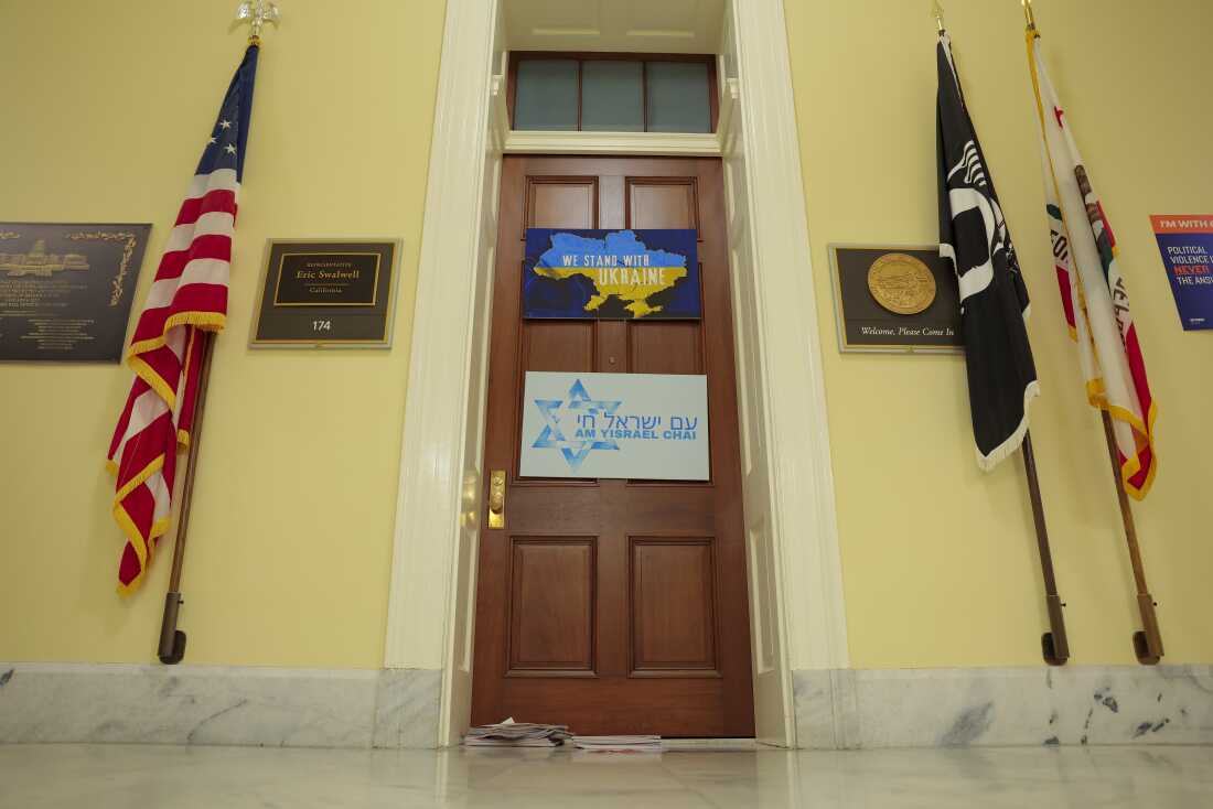 4 月 14 日，加州民主党众议员埃里克·斯瓦尔韦尔 (Eric Swalwell) 位于 Cannon House 办公楼的办公室外挂着一块名牌。斯瓦尔韦尔周一宣布，由于对他提出不当性行为指控，他将辞职。