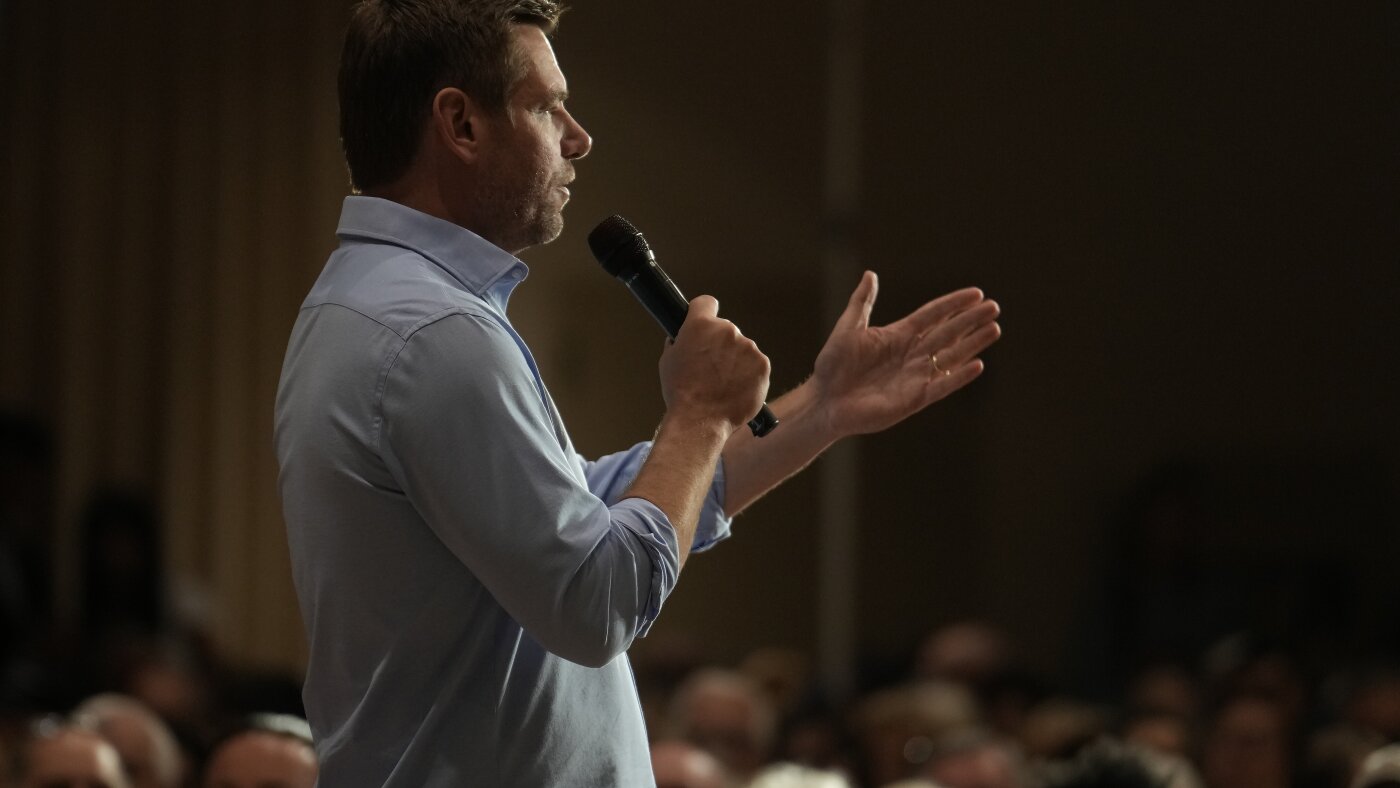 埃里克·斯瓦尔韦尔（Eric Swalwell）因殴打指控而暂停竞选加州州长