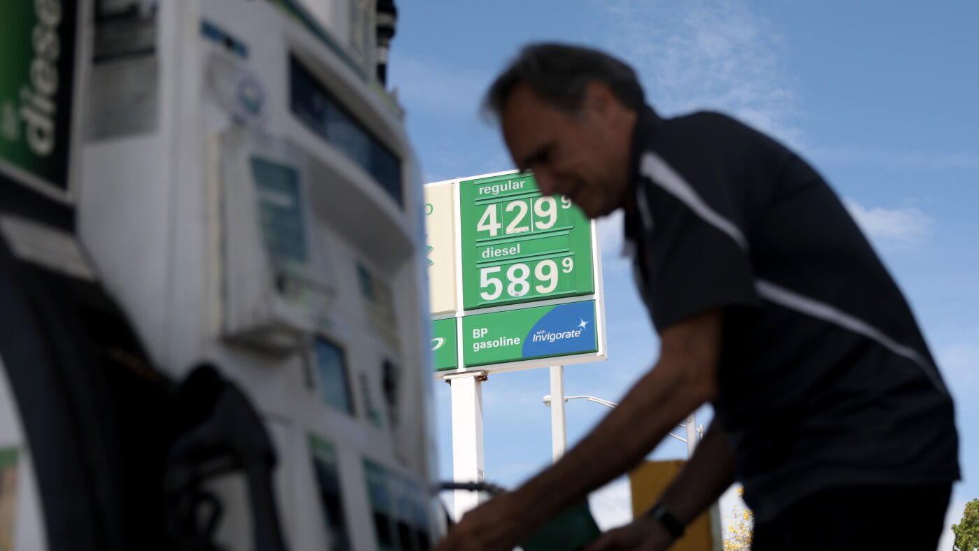 开慢点，开电动车，根本不开车？美国人权衡节省汽油的选择