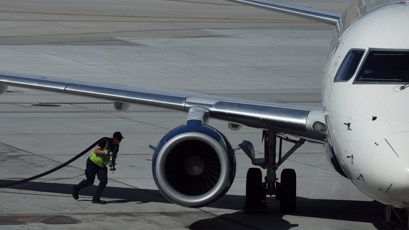 航空燃油价格翻倍，导致航空公司增加行李费、提高票价：NPR