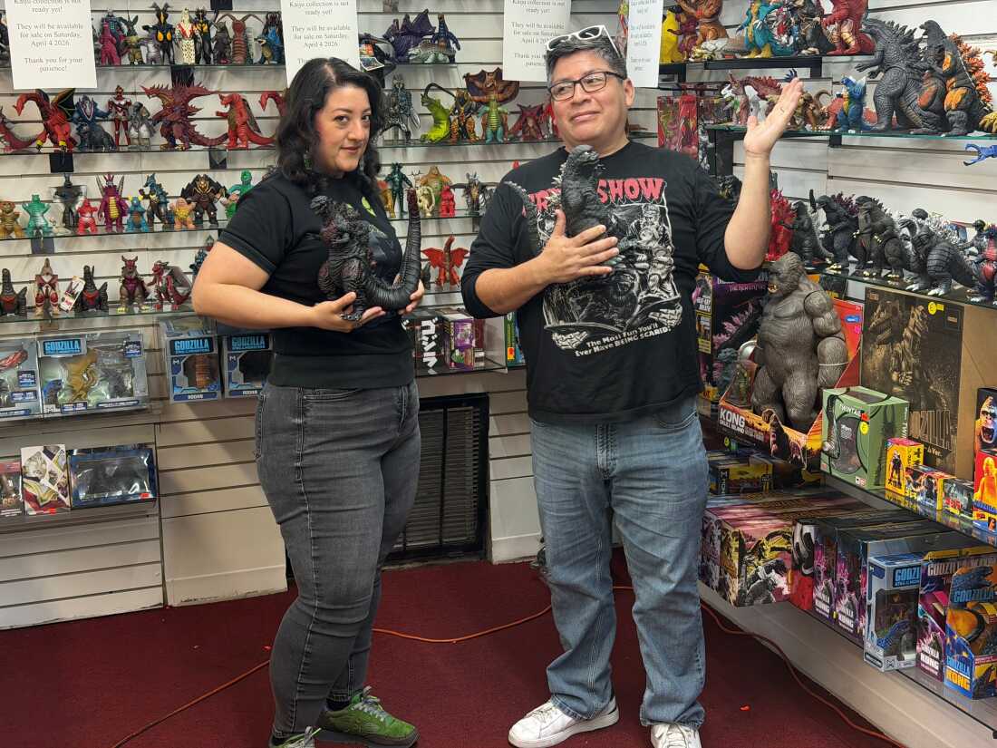 休斯顿 Misfit Toys 的保琳娜·加米诺 (Paulina Gamino) 和丹尼尔·里维拉 (Daniel Rivera) 展示了他们最新购买的一些复古玩具，即一系列哥斯拉动作玩偶。