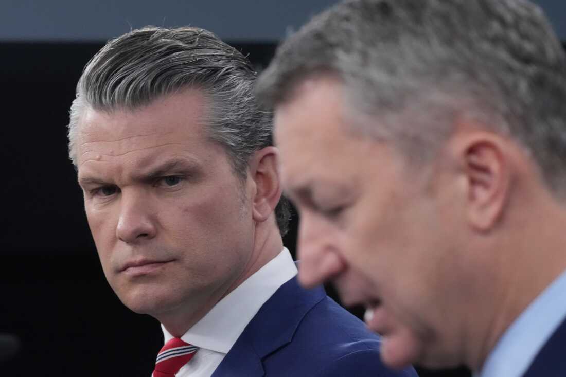 周二，国防部长皮特·赫格斯和参谋长联席会议主席丹·凯恩上将在华盛顿五角大楼举行的新闻发布会上向媒体发表讲话。