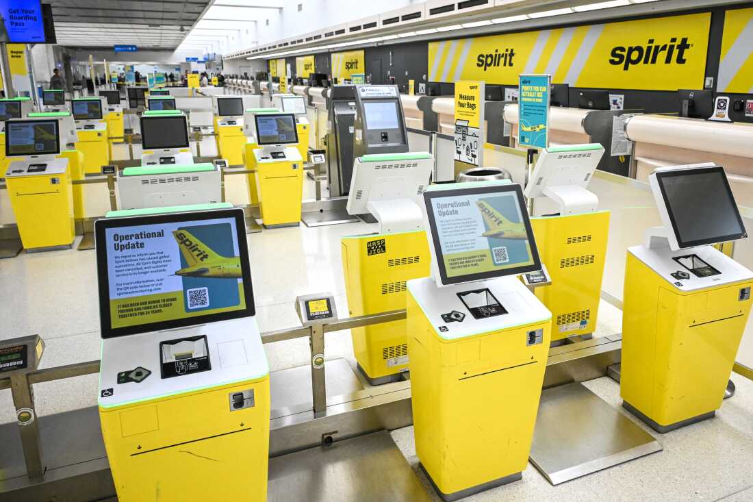 精神航空公司上周末停止全球运营后，位于劳德代尔堡好莱坞国际机场的自助值机亭闲置。