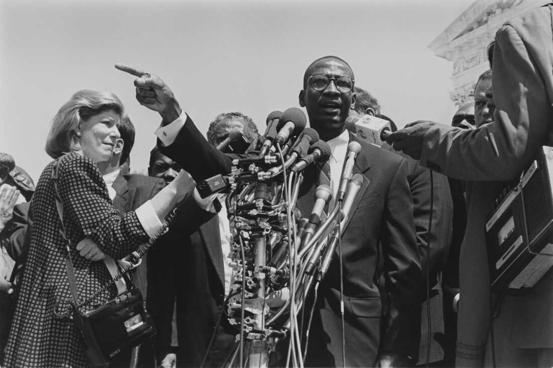 洛杉矶民主党众议员克莱奥·菲尔兹 (Cleo Fields)。 1995年4月20日在最高法院前发表讲话。（摄影： ）"n