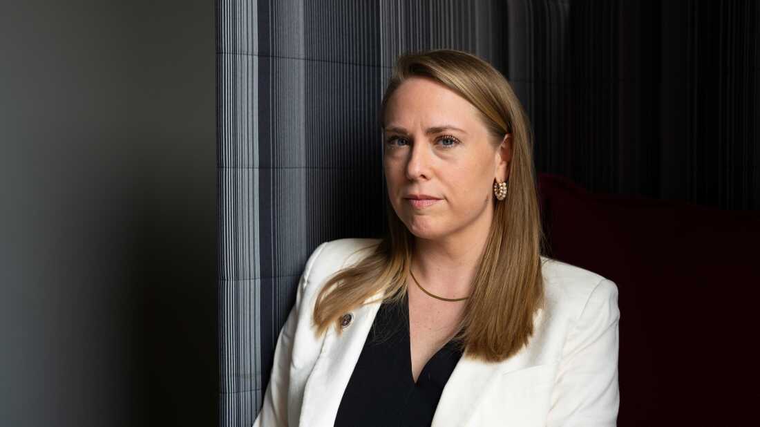 EEOC 主席 Andrea Lucas 于 2026 年 3 月 20 日在 NPR 总部接受采访。（Elizabeth Gillis/NPR）