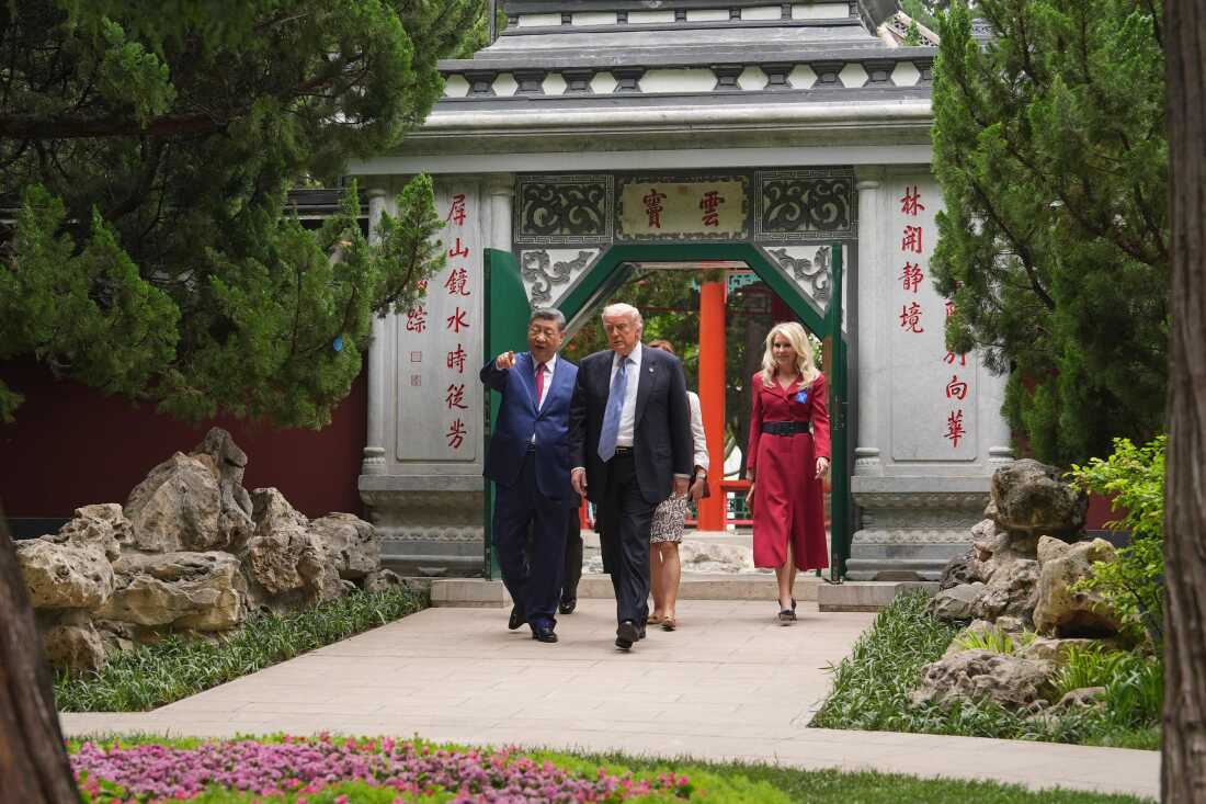 5月15日，特朗普总统和中国国家主席习近平在北京参观中南海领导大院。