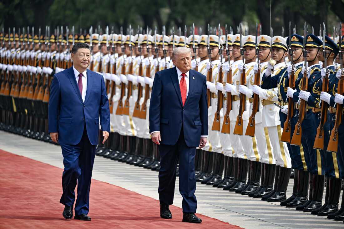 5 月 14 日，特朗普总统与中国国家主席习近平在北京人民大会堂举行的欢迎仪式上检阅仪仗队。