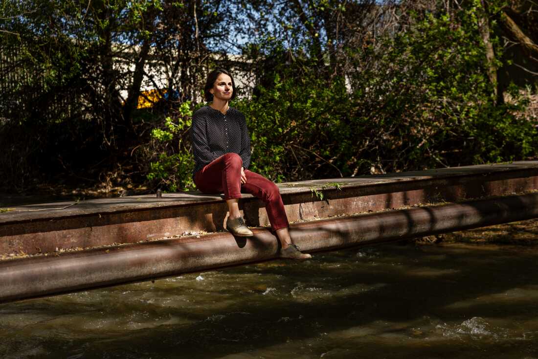 艾米丽·昆顿 (Emily Quinton) 表示，由于有如此多不同类型的社区参与合作，认识并尊重人们加入的各种原因非常重要。 “一些人会受到清洁能源可以避免的污染的激励，”她说。 “减少温室气体排放这一核心气候行动目标将会激励一些人。” Kim Raff for NPR