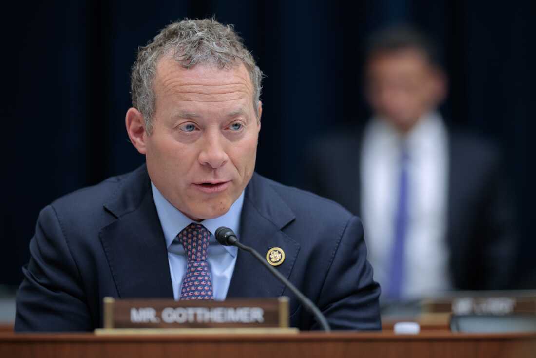 纽约州众议员乔什·戈特海默 (Josh Gottheimer) 于 2025 年 6 月 24 日出席听证会，他听取了所在地区宗教领袖对礼拜堂安全的担忧。