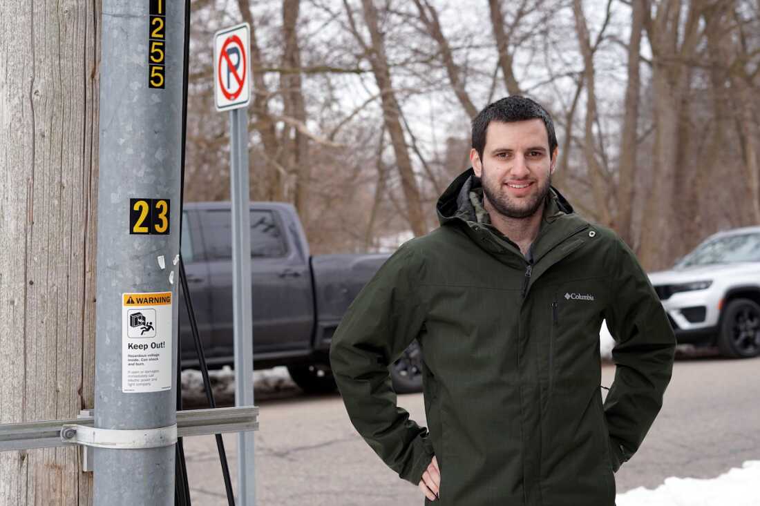 Traverse City Light & Power 的电气工程和运营总监托尼·查特兰德 (Tony Chartrand) 站在一根包含地下电线的导管旁边。 