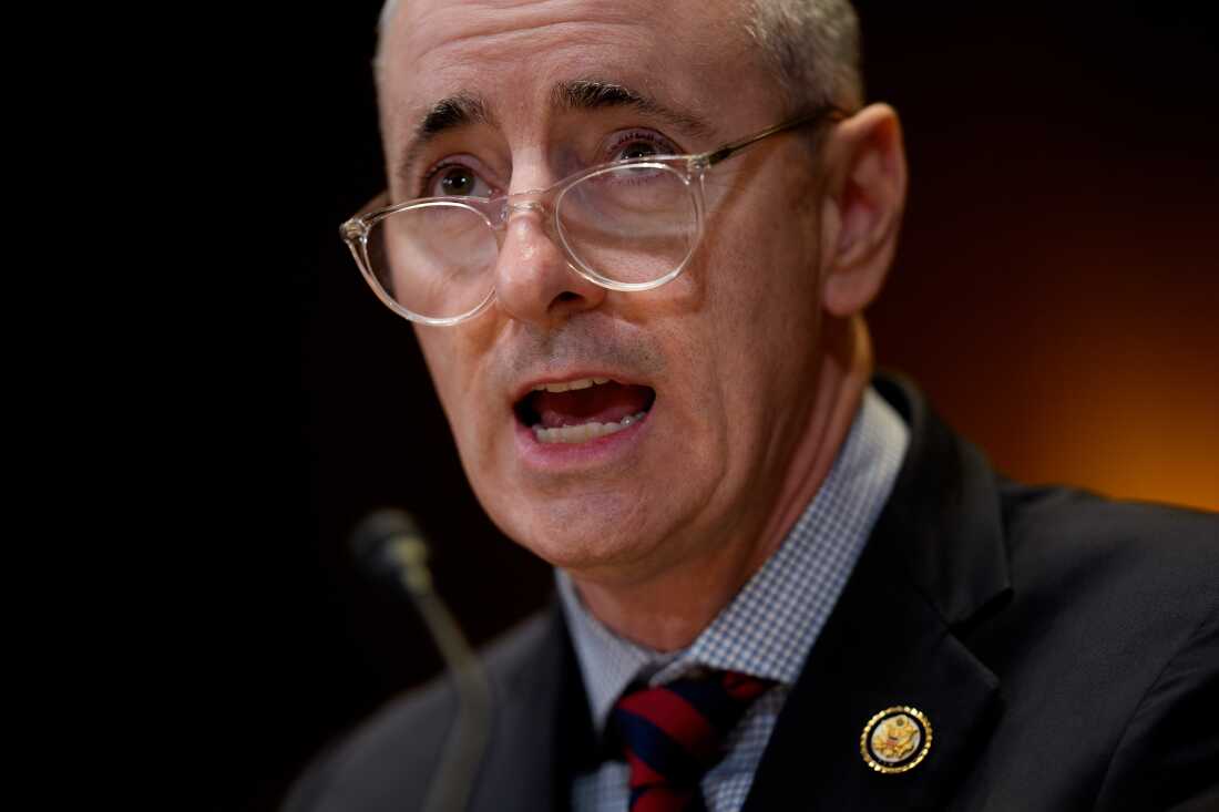 宾夕法尼亚州共和党众议员布莱恩·菲茨帕特里克 (Brian Fitzpatrick) 于 2025 年 12 月 3 日在参议院听证会上作证。