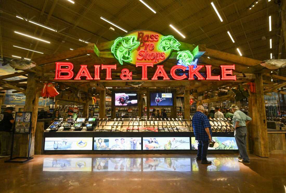 加利福尼亚州欧文市的一家 Bass Pro Shops Outdoor World 零售店。