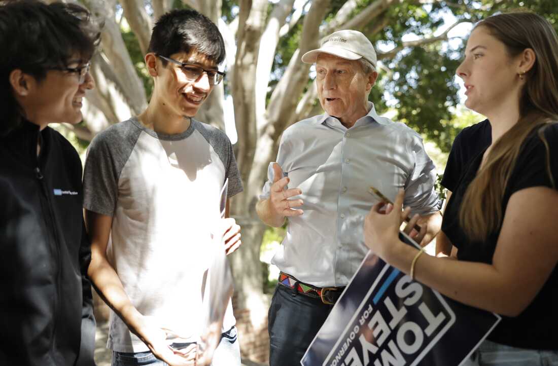 6 月 1 日，民主党州长候选人汤姆·斯泰尔 (Tom Steyer) 在加利福尼亚州洛杉矶加州大学洛杉矶分校校园举行的“与棕熊民主党一起获得青年投票”活动中与学生发表讲话。