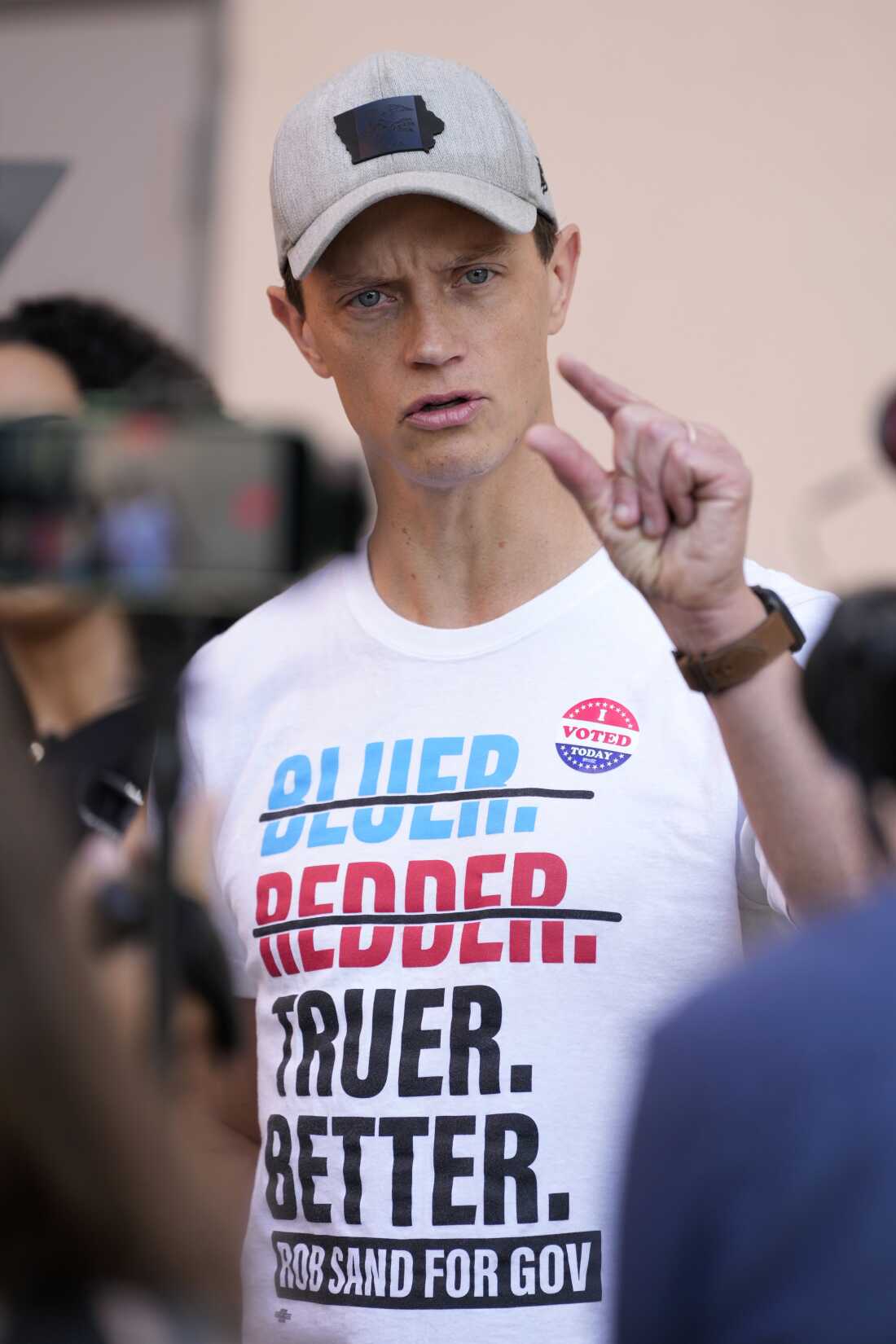 爱荷华州民主党州长候选人罗布·桑德 (Rob Sand) 于 2026 年 6 月 2 日在爱荷华州得梅因进行初选投票后接受媒体采访。