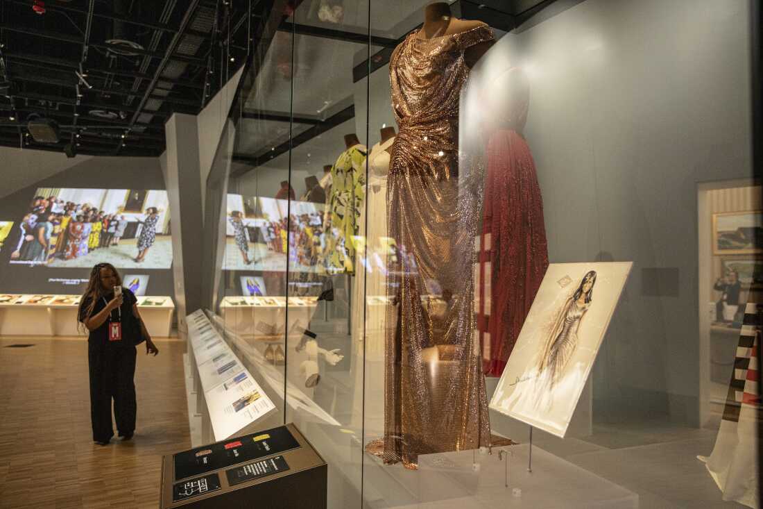 没有展示的一件衣柜单品是奥巴马总统臭名昭著的棕褐色西装，当他在 2014 年第一次穿着它时，引发了批评。贾勒特说，他告诉她，他认为自己把它送人了。