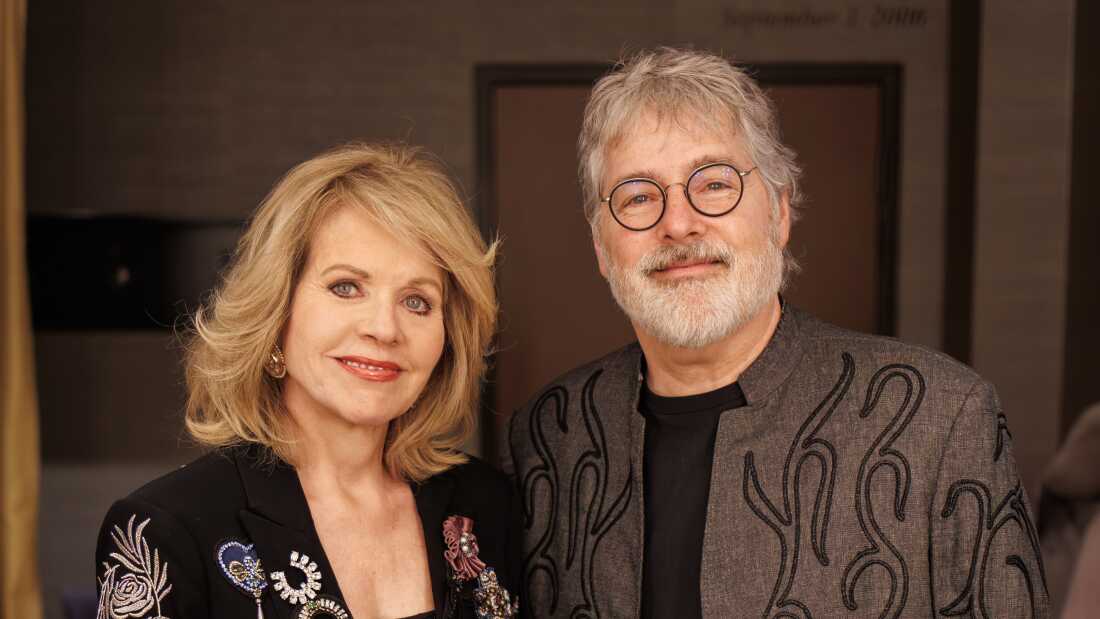 女高音蕾妮·弗莱明 (Renee Fleming) 和班卓琴演奏家贝拉·弗莱克 (Béla Fleck) 今年将一起在美国各地巡演，从洛杉矶华特迪士尼音乐厅到纽约卡内基音乐厅，演奏美国蓝草音乐和民间音乐。