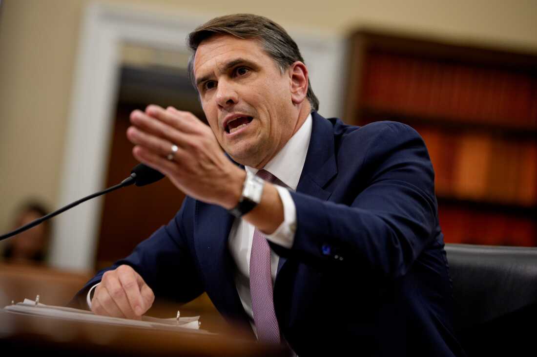 美国代理司法部长托德·布兰奇询问为什么反对派联邦移民特工前往投票地点。联邦法律禁止联邦军队或执法部门干预投票。