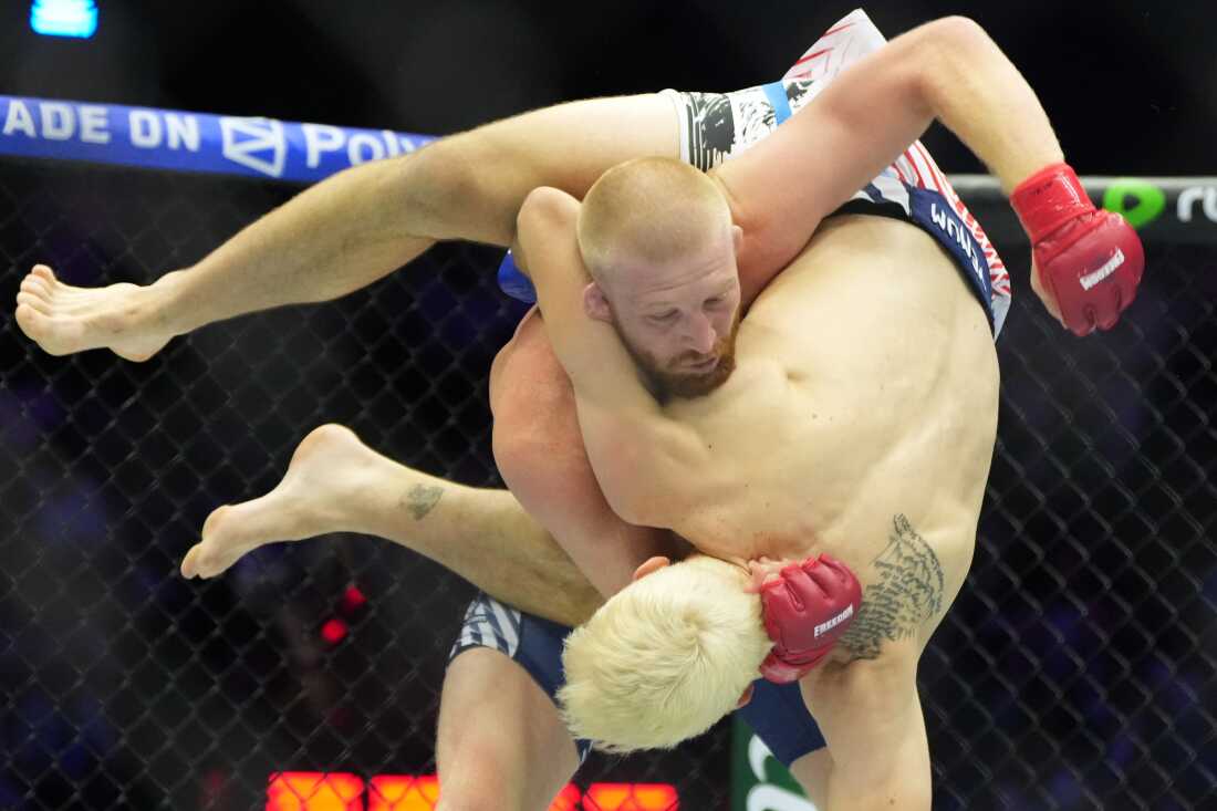 博·尼卡尔（上）于 2026 年 6 月 14 日星期日在华盛顿白宫南草坪举行的 UFC Freedom 250 中量级比赛中对阵凯尔·道考斯。