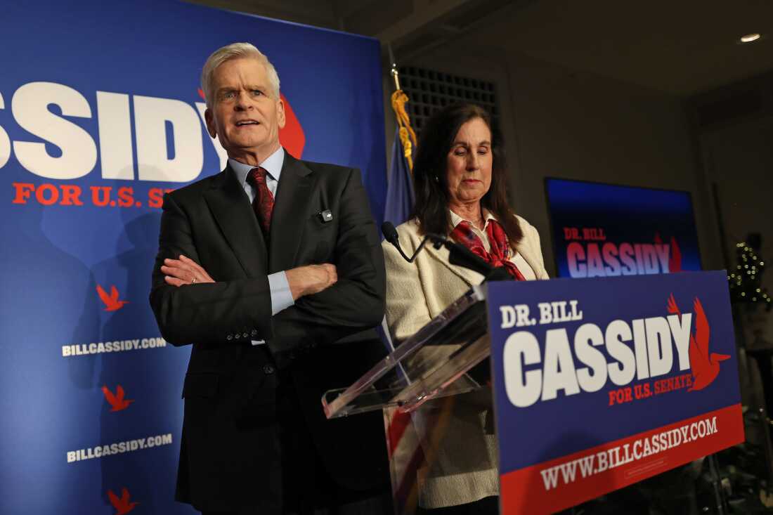 2026 年 5 月 16 日，路易斯安那州共和党参议员比尔·卡西迪 (Bill Cassidy) 与妻子劳拉·卡西迪 (Laura Cassidy) 博士在路易斯安那州巴吞鲁日举行的一次活动中承认自己在初选竞选中失败，他在妻子劳拉·卡西迪 (Laura Cassidy) 博士的陪伴下向支持者发表讲话。
